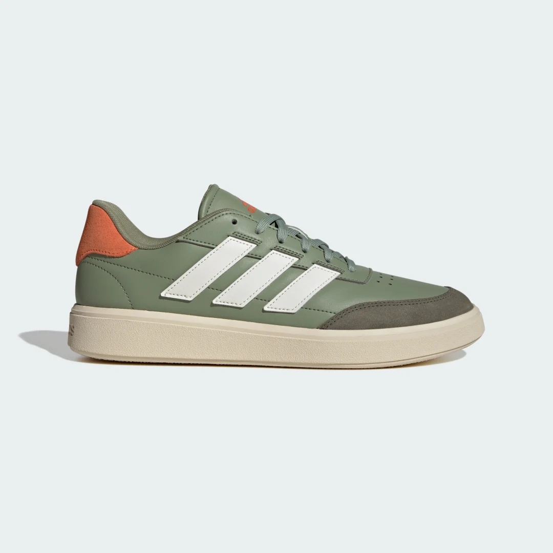 Detalle de Zapatilla Courtblock de Adidas: comodidad y estilo en verde para el día a día