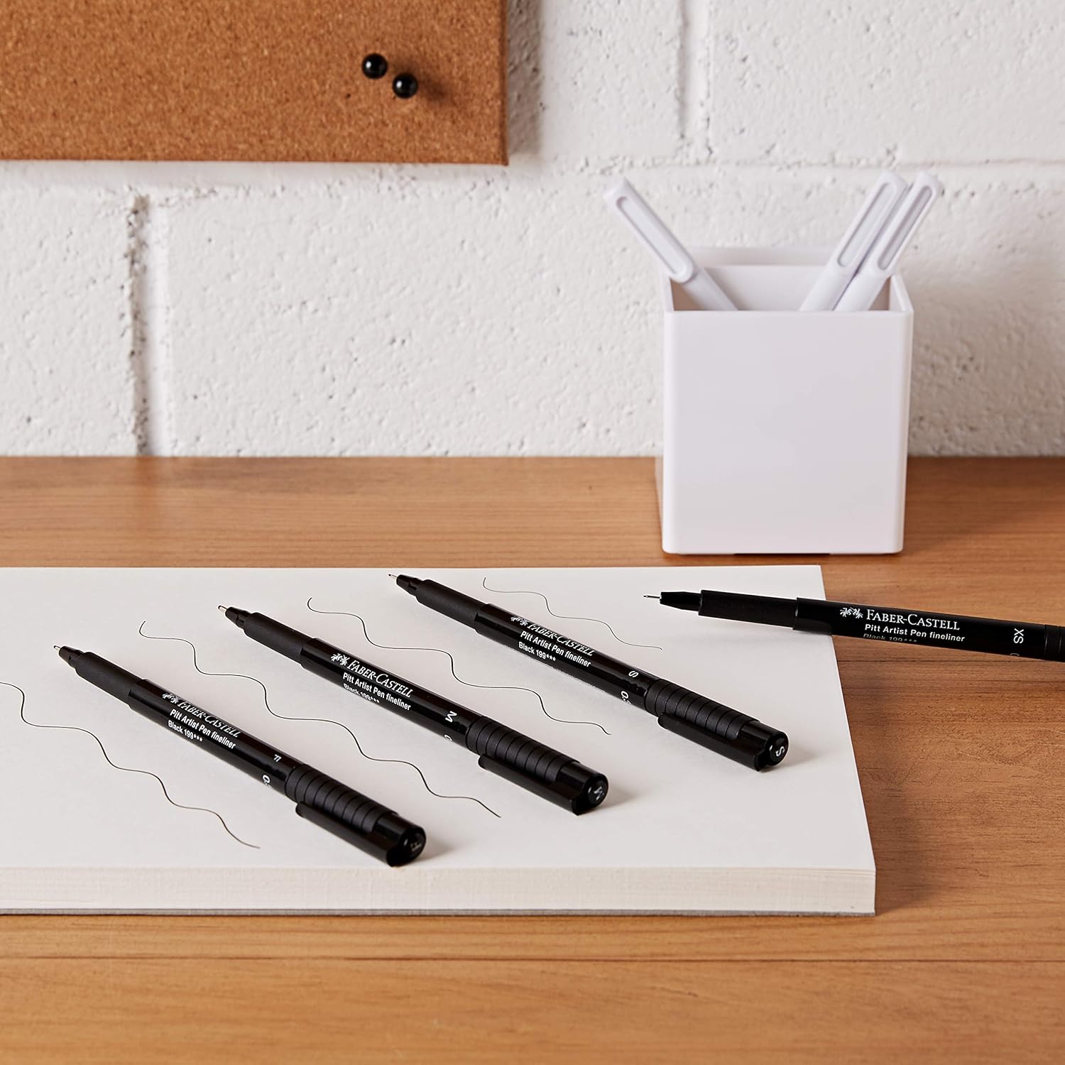Thumbnail 1 de Faber-Castell Pitt Artist Pen Set di 4 Pennarelli – Nero Impermeabile e Resistente alla Luce