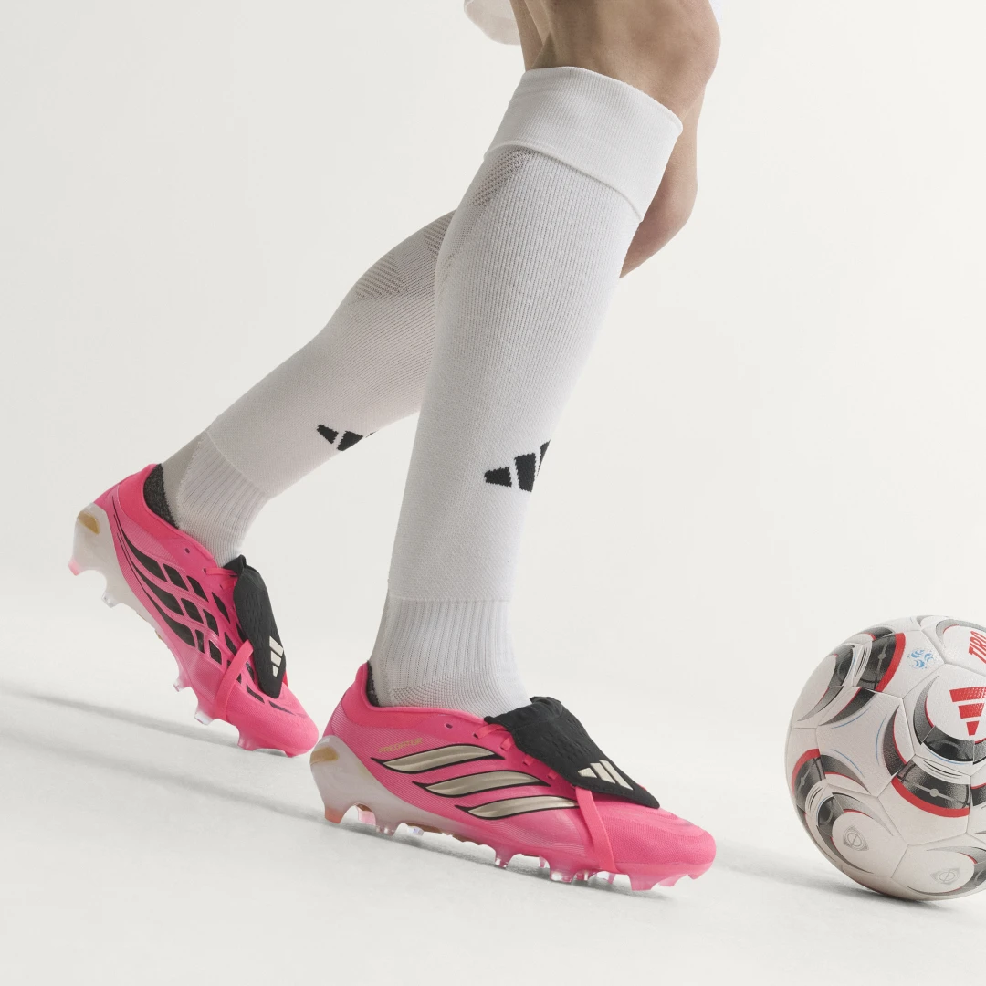 Detalle de Bota de fútbol Predator Pro con lengüeta plegable para césped natural seco – Adidas