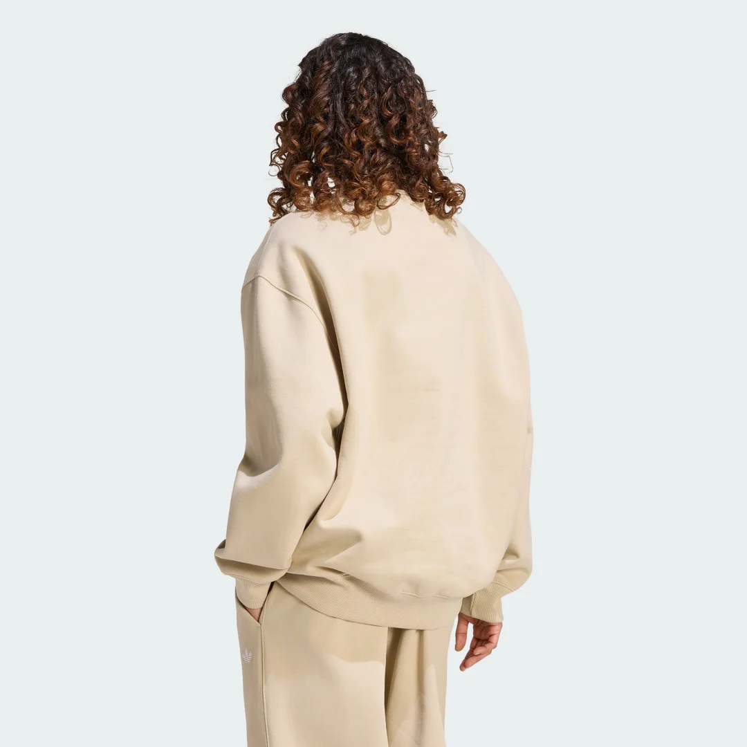 Detalle 2 de Adidas Essentials Crew Long Fleece OS en beige: comodidad diaria sin complicaciones