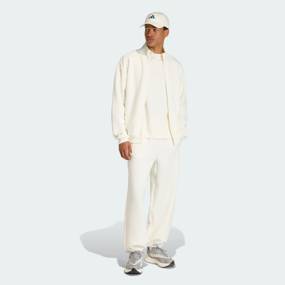 Detalle de Chaqueta deportiva Soft Lux de Adidas: comodidad en blanco para entrenamiento diario