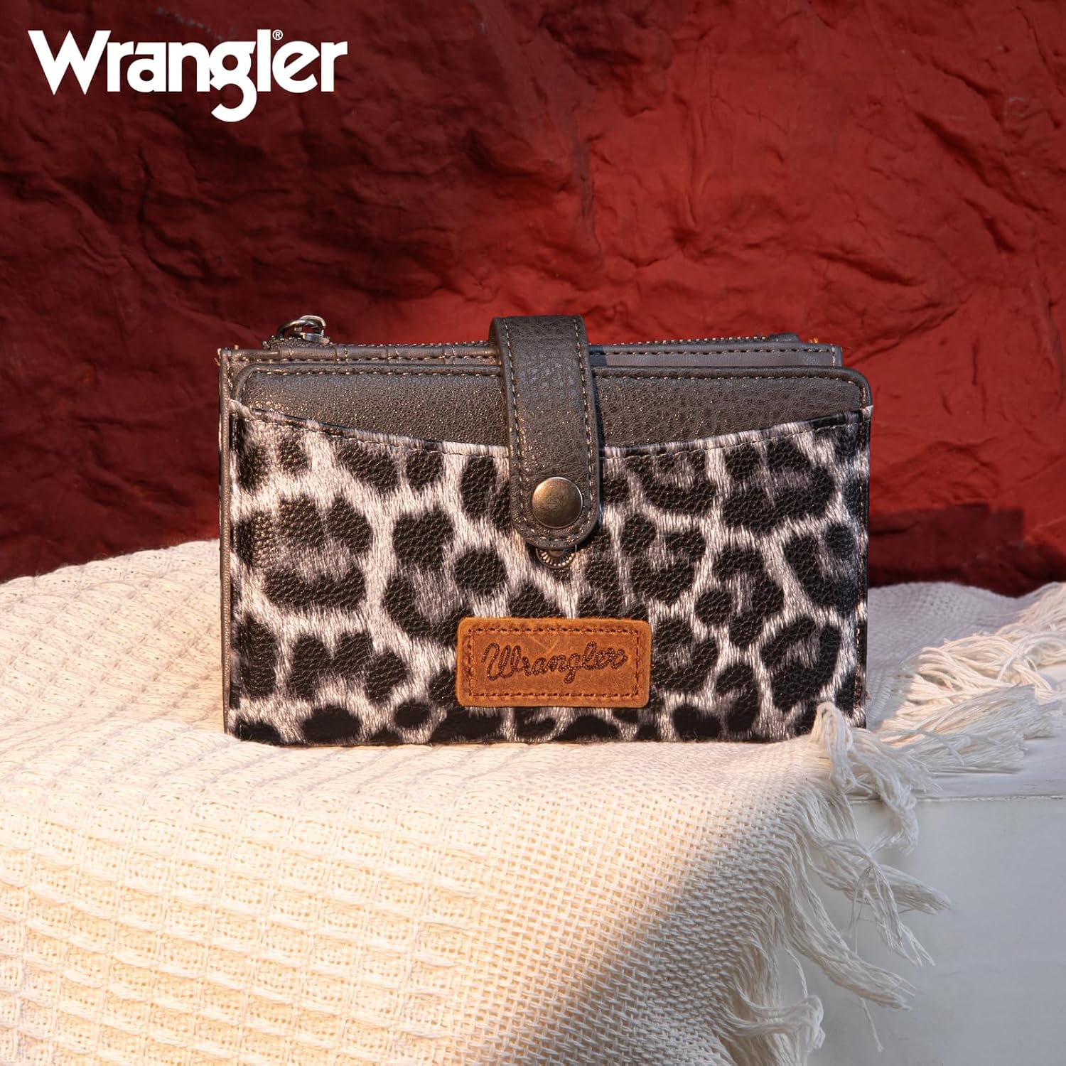 Detalle 2 de Wrangler Bifold Wallet in Vegan Leather