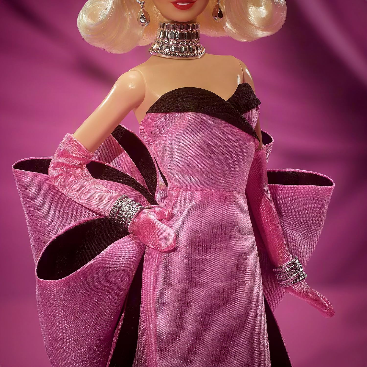 Detalle de Barbie Signature Marilyn Monroe JJY00 verzameldoll in roze filmjurk