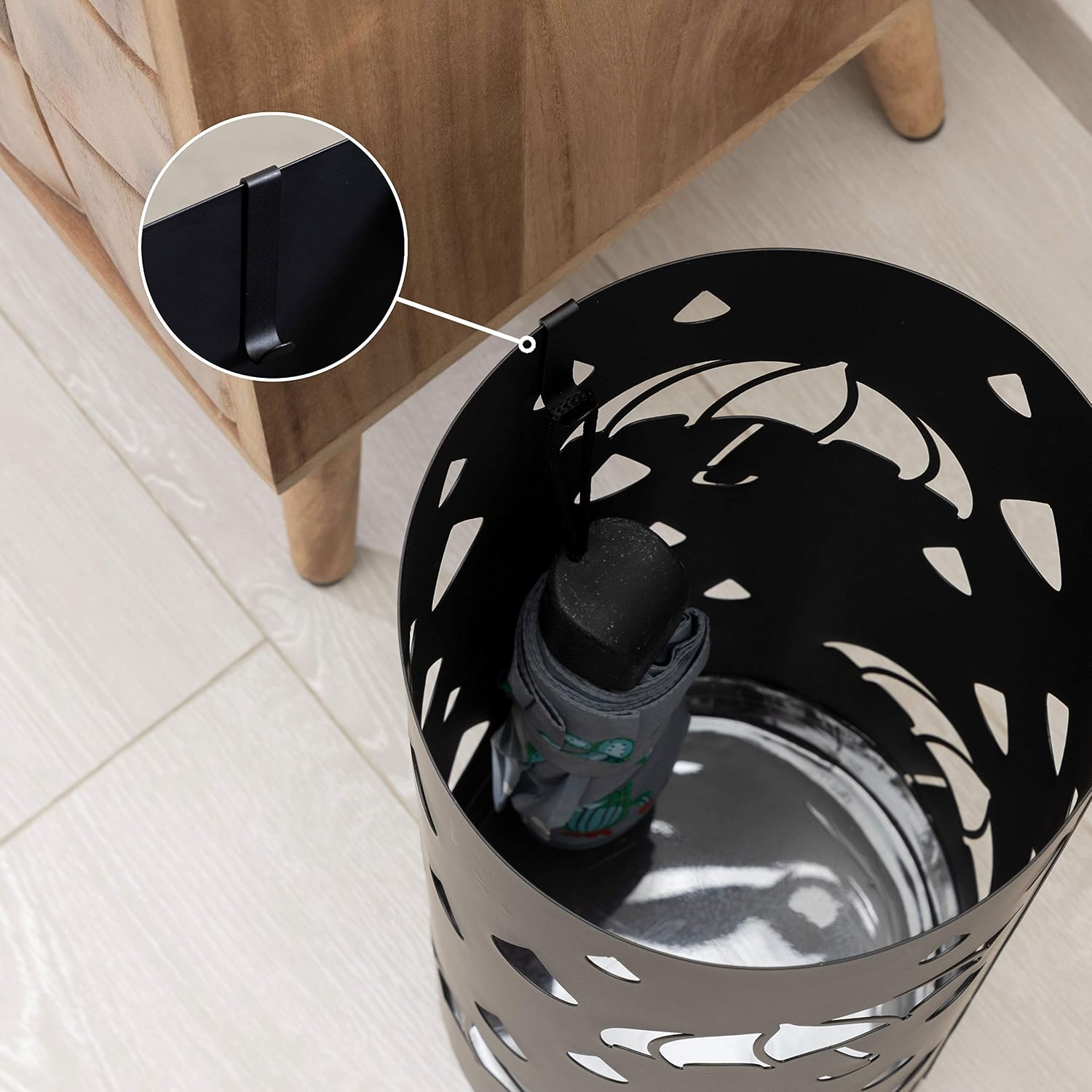Thumbnail 2 de Baroni Home Portaombrelli Cilindrico in Metallo con Intagli a Forma di Pioggia e Ombrelli – Nero, 18,5×18,5×49 cm
