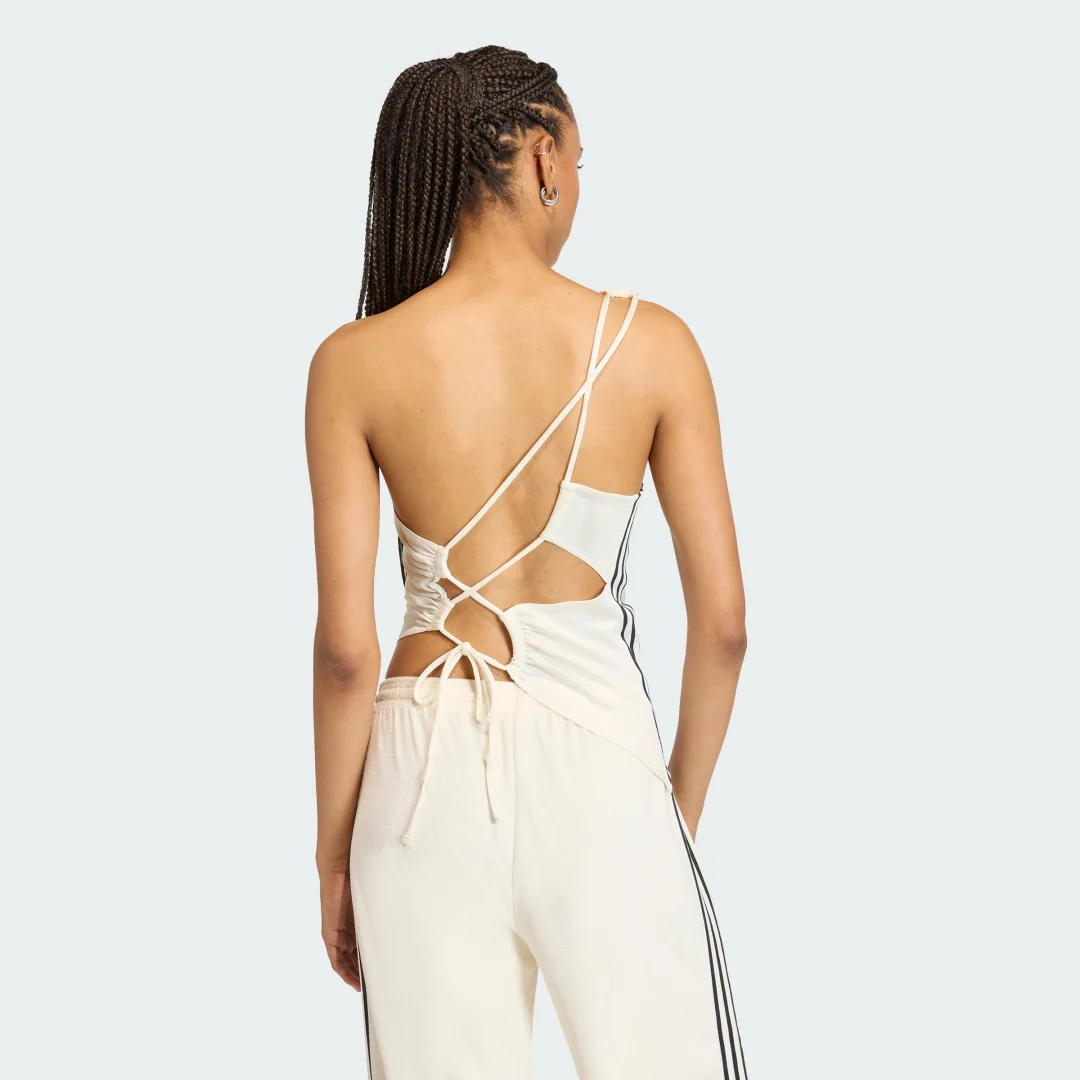 Detalle 2 de Camiseta técnica fruncida con escote de barco de Adidas — estética limpia y ajuste cómodo en color blanco