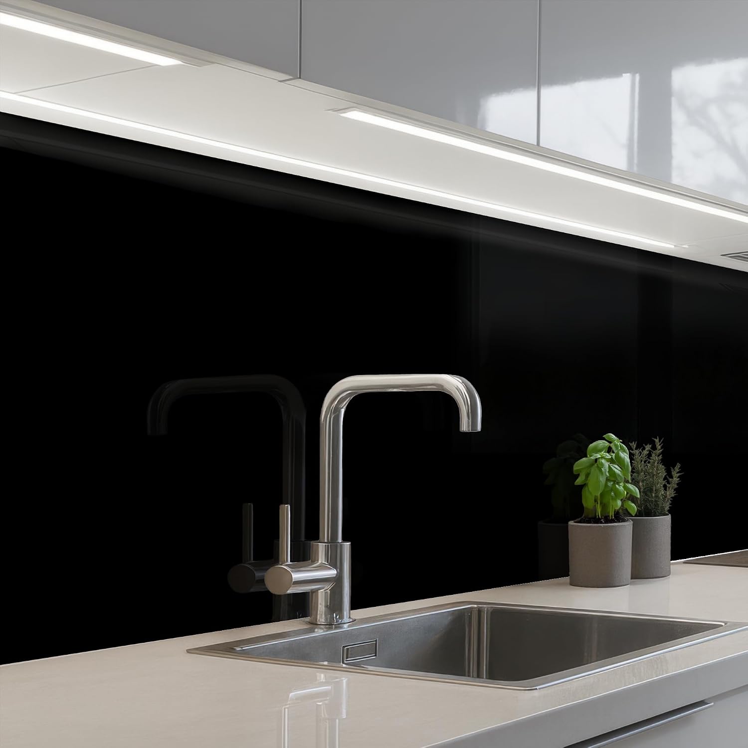 Detalle de KitchenYeah zelfklevende keukenwandbekleding 80 x 300 cm, zwart kunststof