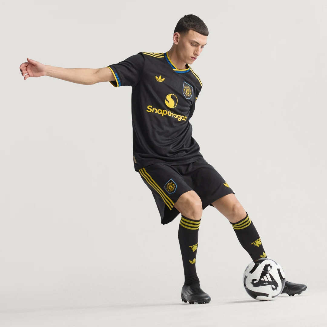 Detalle de Camiseta tercera equipación Manchester United 25/26 de Adidas – negro