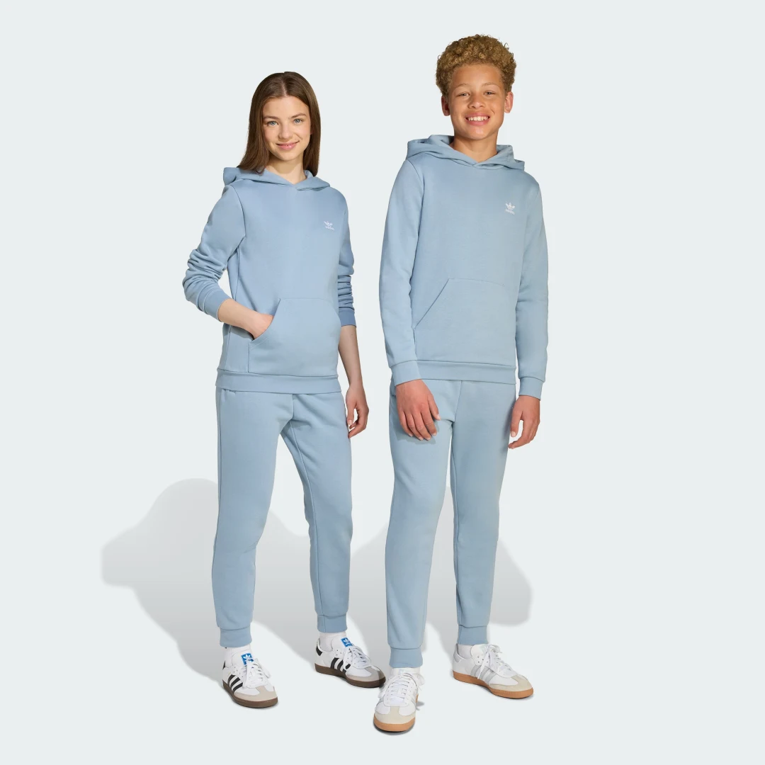 Detalle de Pantalón azul de Adidas – versión neutra para uso diario
