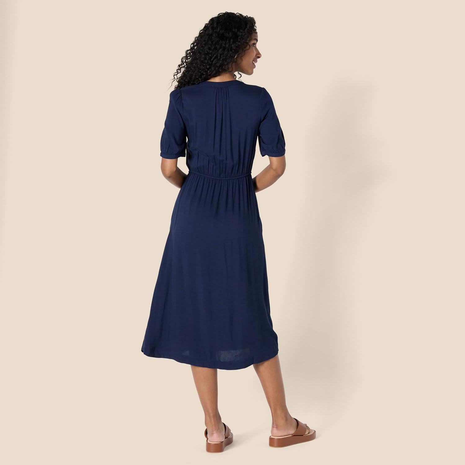 Detalle de Amazon Essentials Damen Tailliertes Midikleid in A-Linie mit Halben Ärmeln und Ausgestelltem Rockteil mit Taschen