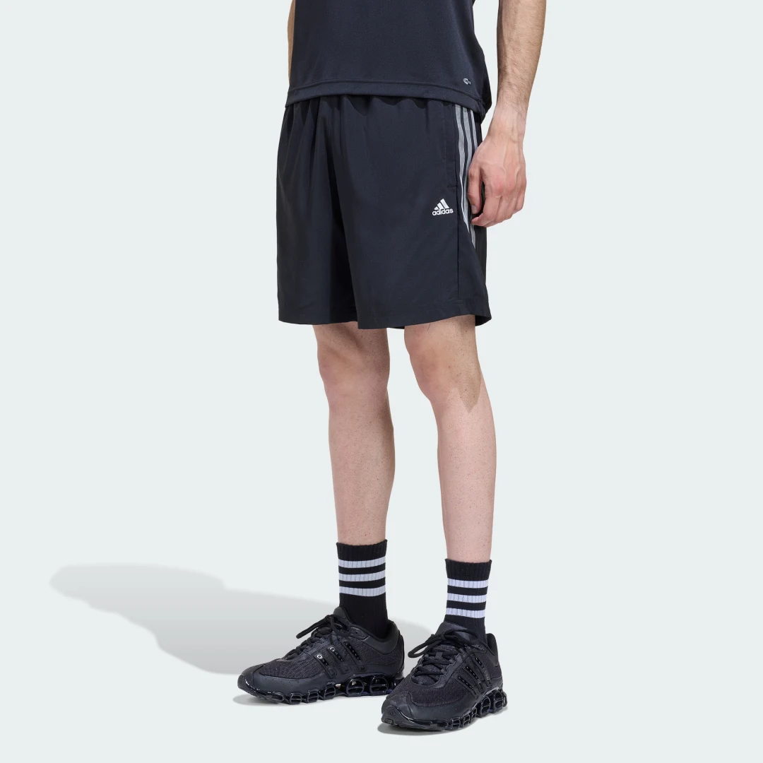 Detalle de PANTALÓN CORTO LIGHTWEIGHT REGULAR de Adidas – negro