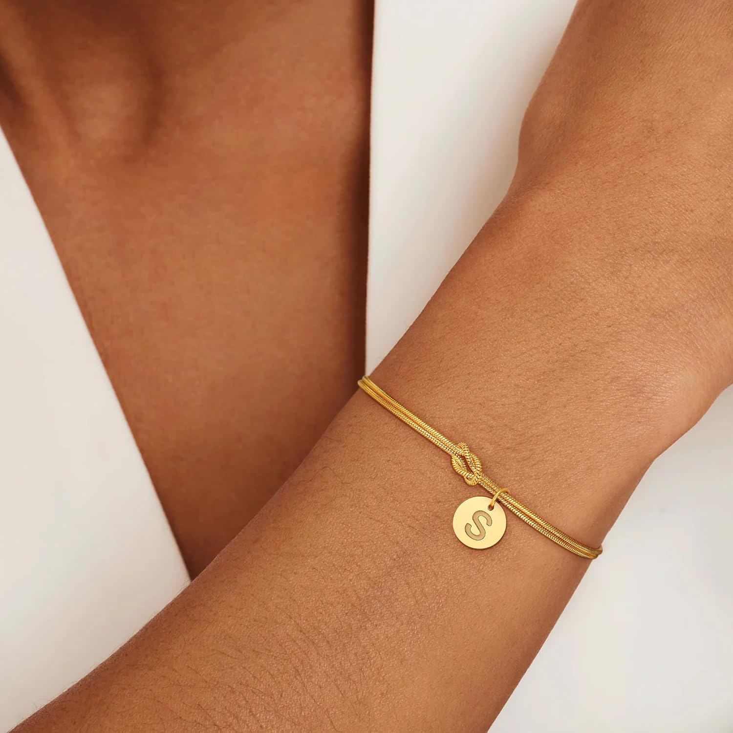 Detalle de SLOONG Armband Damen Silber Gold – Knot Armband mit Buchstaben Monogramm, 18K Goldbeschichtung
