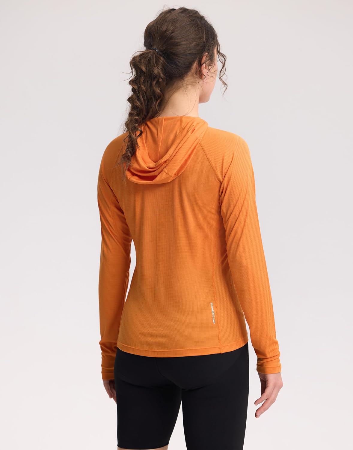 Detalle de Pioneer Camp UPF23+: maglietta sportiva da donna leggera con cappuccio per trekking