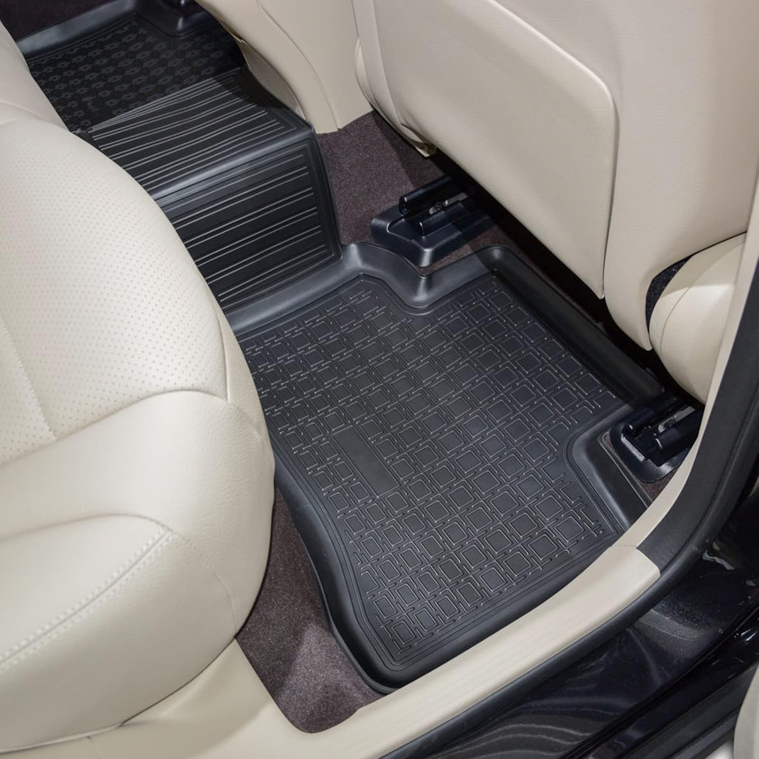 Detalle de J&J AUTOMOTIVE Norm Liners – dywaniki gumowe 3D do Mercedes klasy C W205/S205