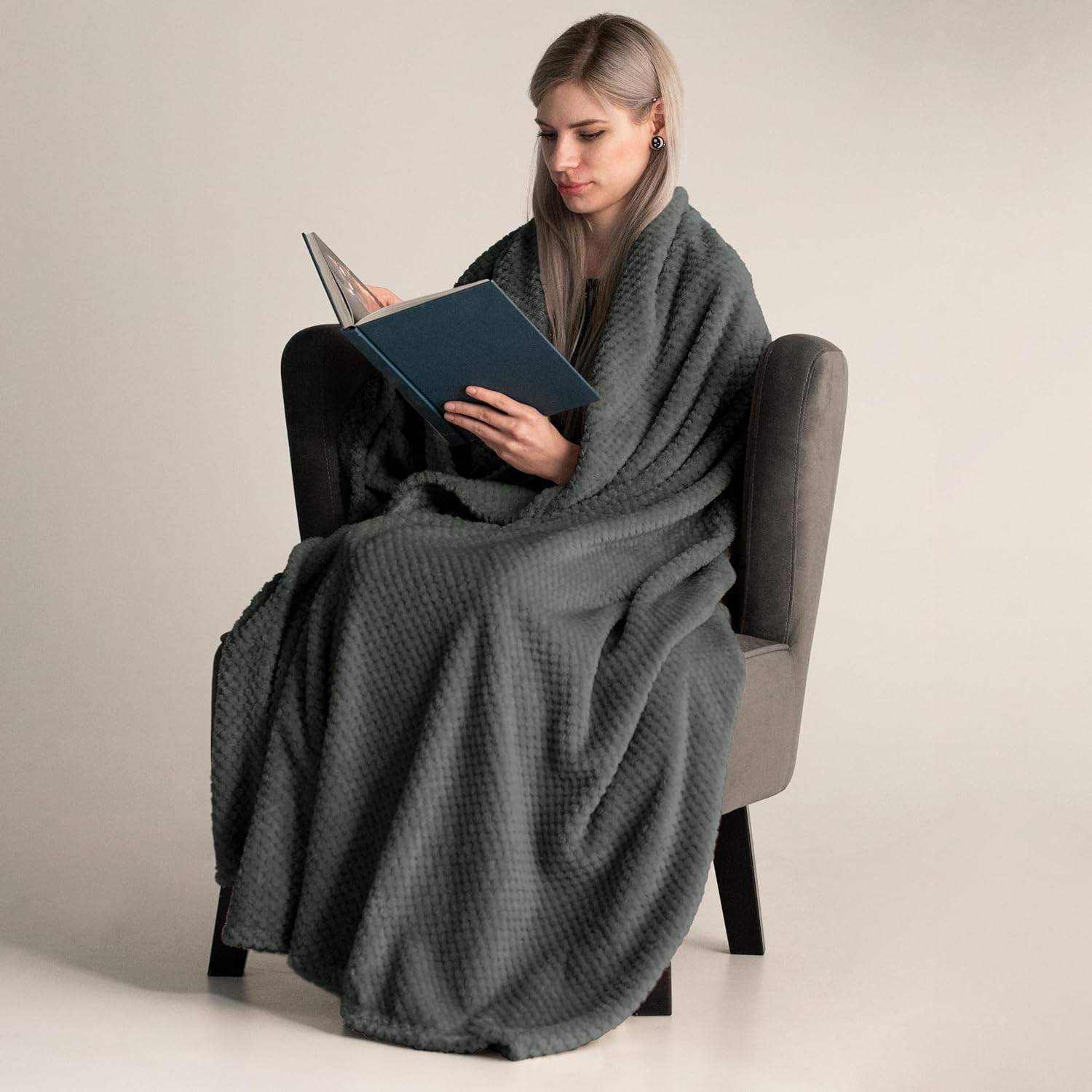 Detalle 2 de Decoking Couverture Polaire 220 x 240 cm – Plaid Doux en Microfibre, chaud et léger