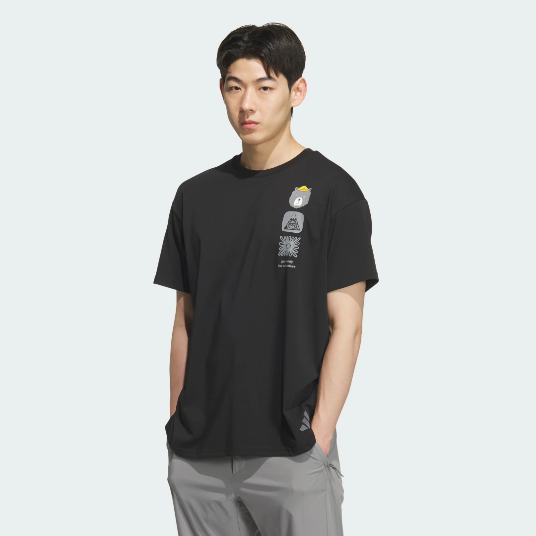 Detalle de Camiseta Multi Graphic de Adidas – negro, comodidad con estilo urbano