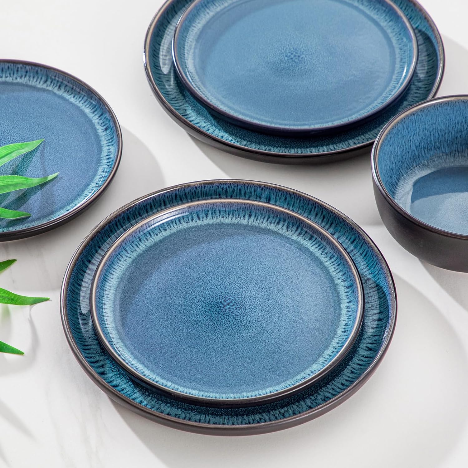 Detalle 2 de Vancasso Playa Blue 18-piece Reactive Glaze Dinner Set for 6 (Mediterranean stoneware)