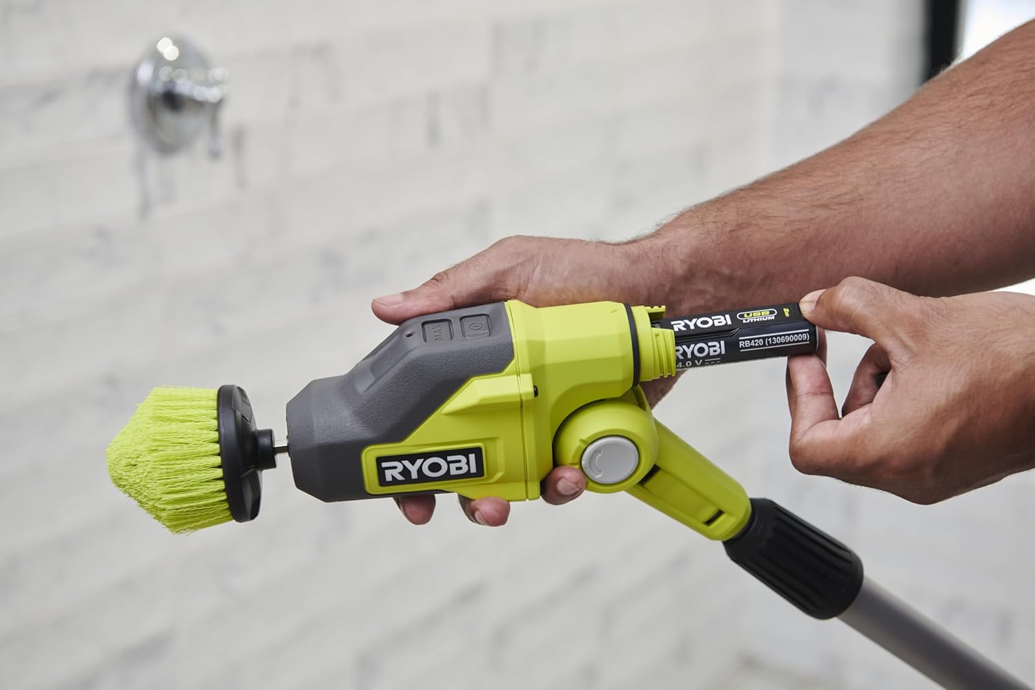 Thumbnail 6 de Ryobi RTS4-120G Spazzola Rotante Telescopica 4V USB Lithium con Batteria 2.0Ah e Caricabatterie Inclusi