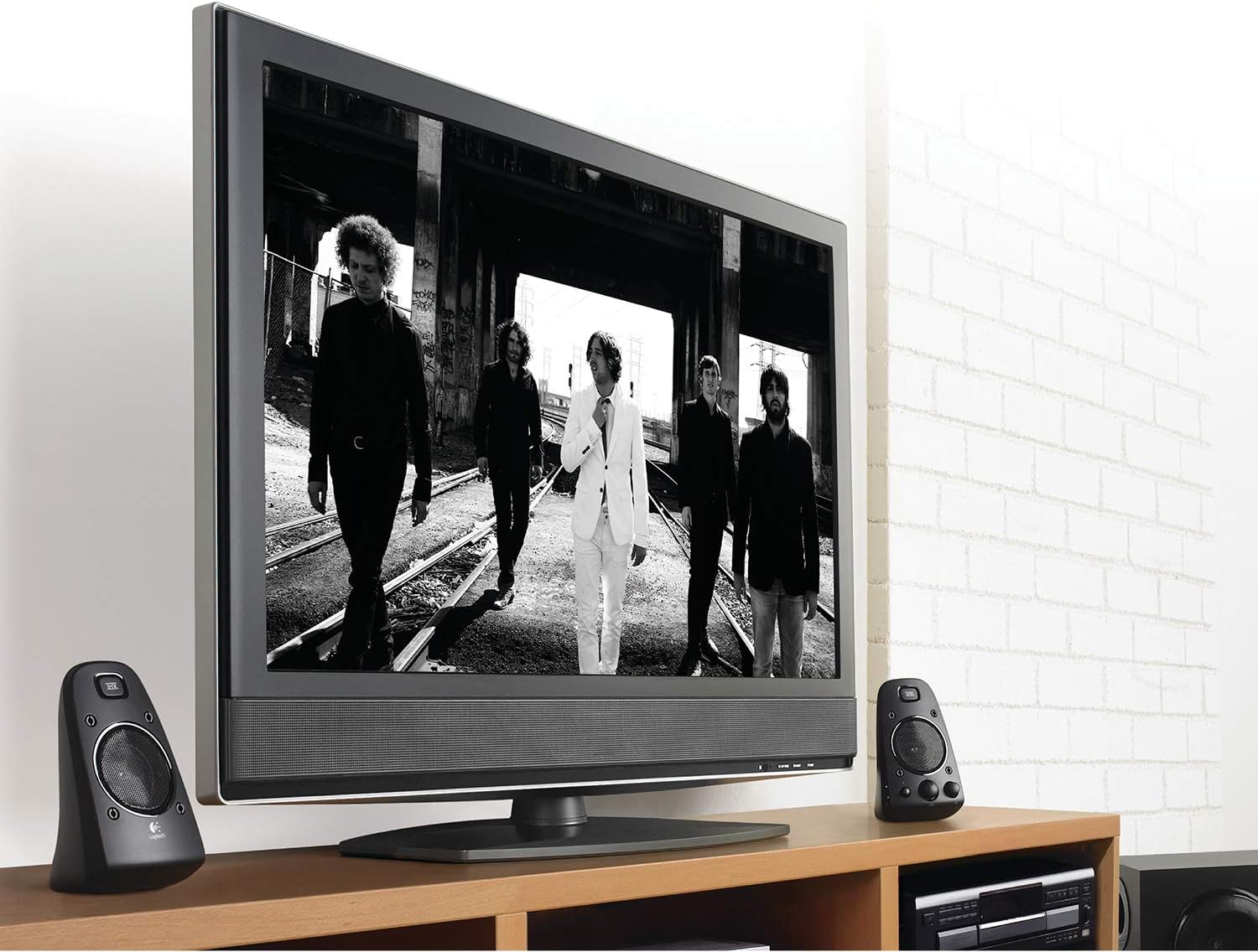 Thumbnail 1 de Logitech Z623 THX 2.1 Speaker System with Subwoofer (400W Peak) – PC, PS4, Xbox, TV & mobile connectivity