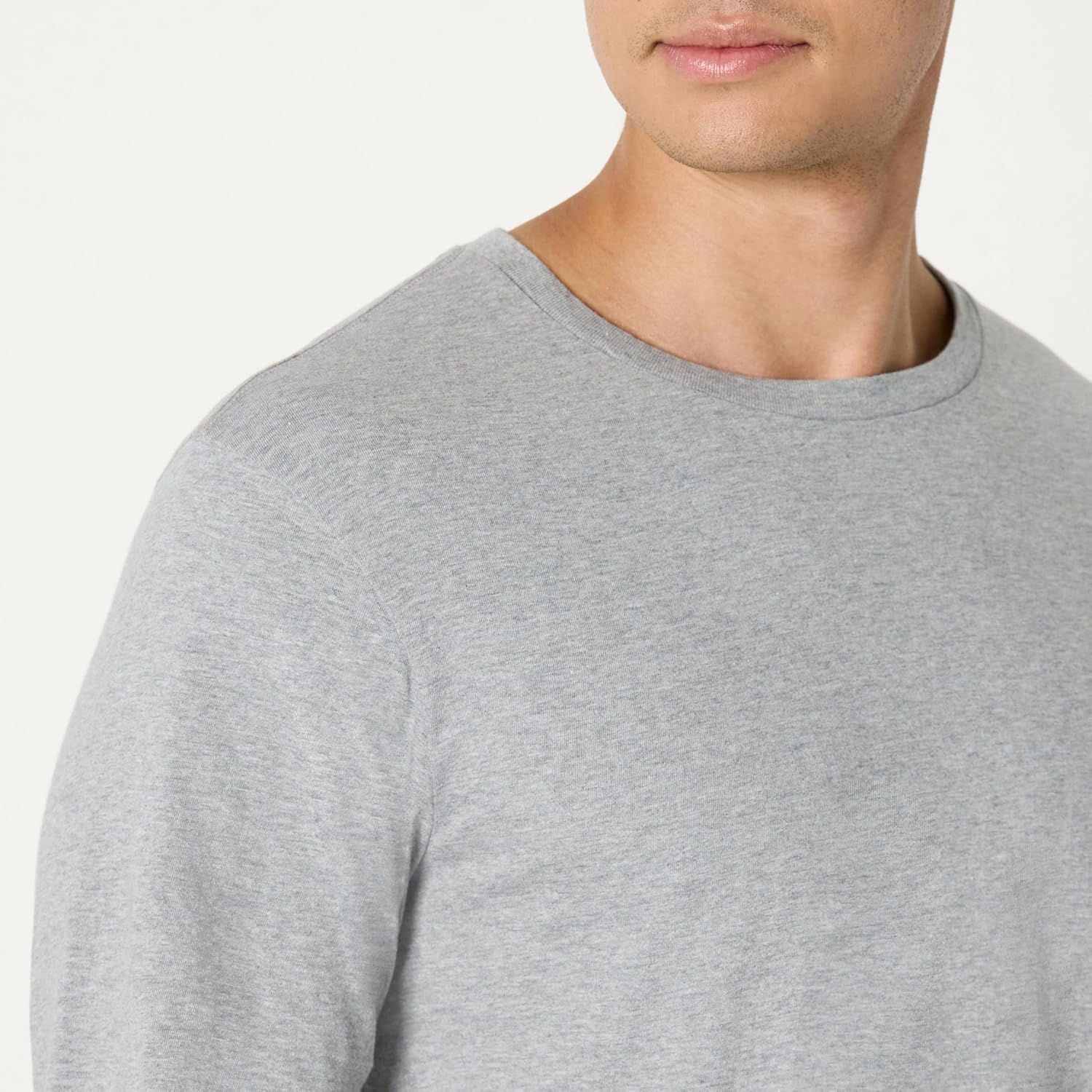 Thumbnail 2 de Amazon Essentials Men’s Slim-Fit Cotton Crew Neck Vests, Pack of 6