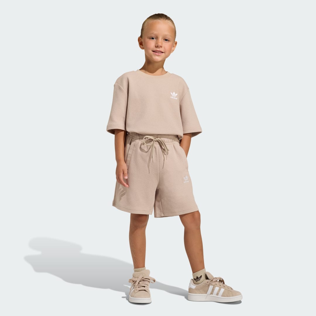 Thumbnail 2 de Conjunto holgado de pantalón corto y camiseta gofrados de Adidas en beige