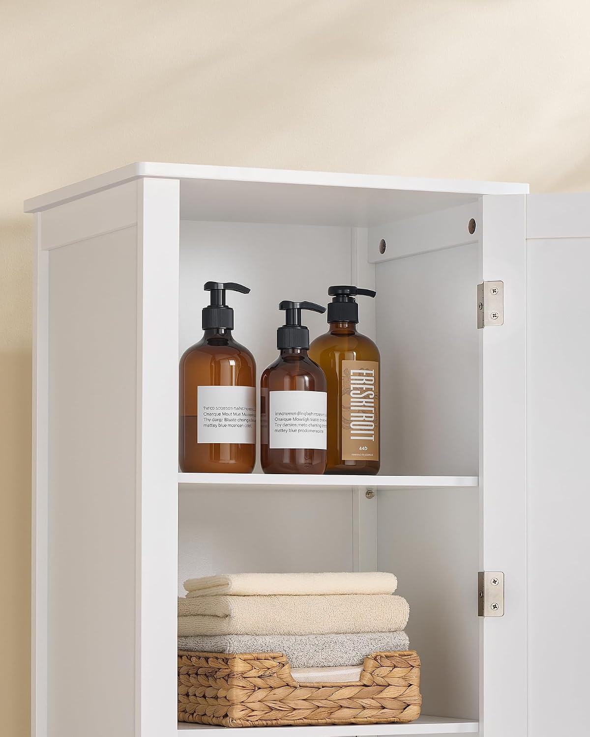 Detalle 2 de VASAGLE BBC764WH01 bathroom cabinet with full-length mirror and adjustable shelves