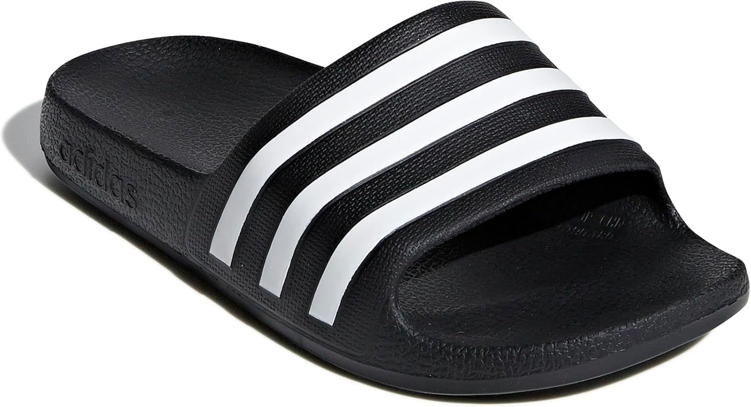 Detalle de Adilette Aqua Slides Kids de adidas: confort simple para pequeños y jóvenes