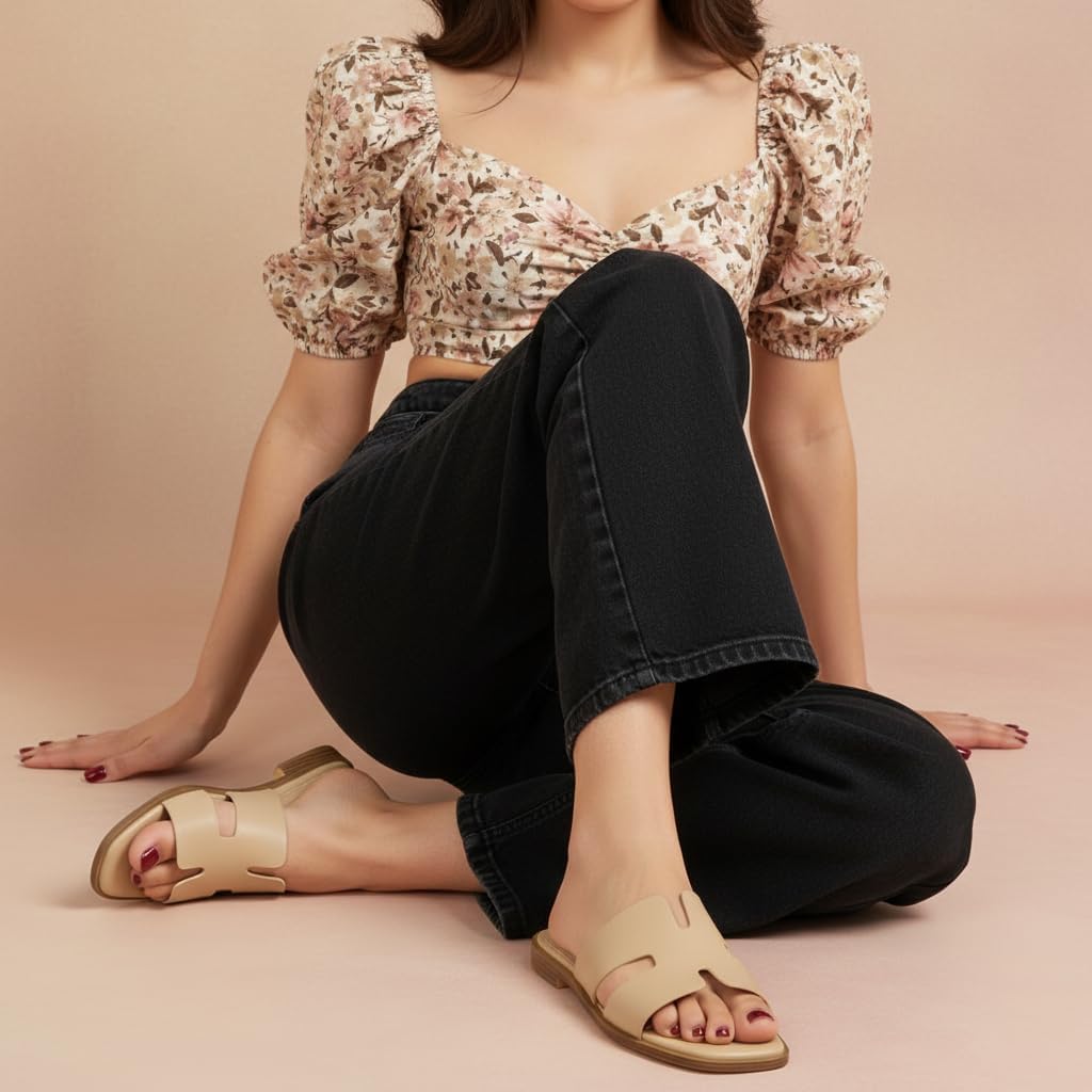 Detalle 2 de CUSHIONAIRE Voyage Cutout Strap Slides for Women Slip-On Summer Flats