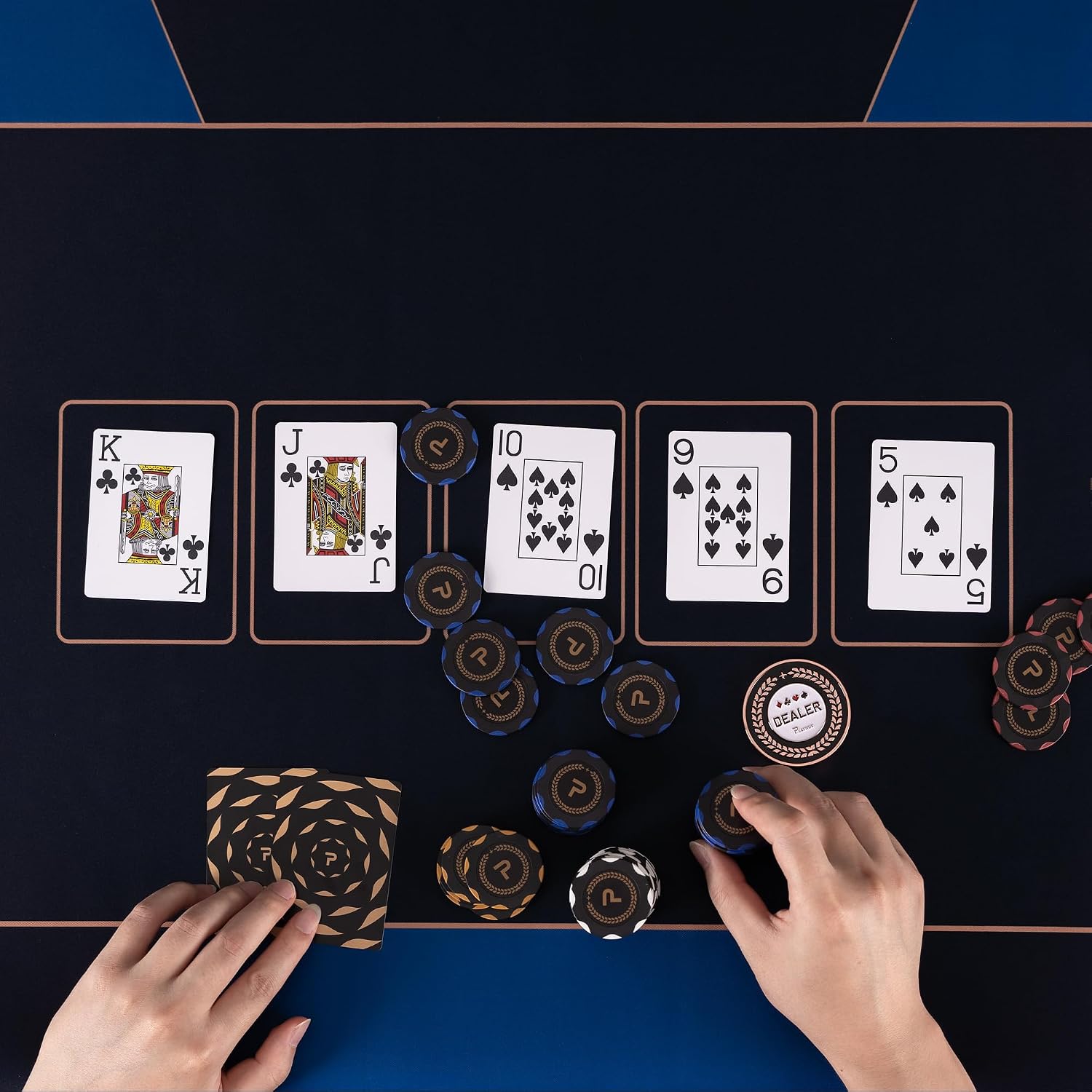 Detalle 2 de PLAYWUS Pokerkoffer mit 500 Laserchips, 2 Pokerdecks & 3 Button – Komplettset im Aluminiumkoffer