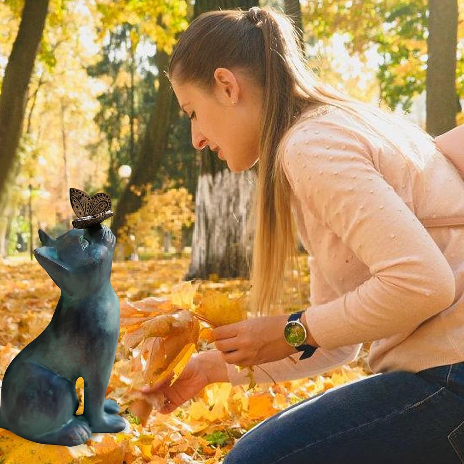 Detalle 2 de PRITOK GHVGHV kattensculptuur van kunsthars met vlinderornament