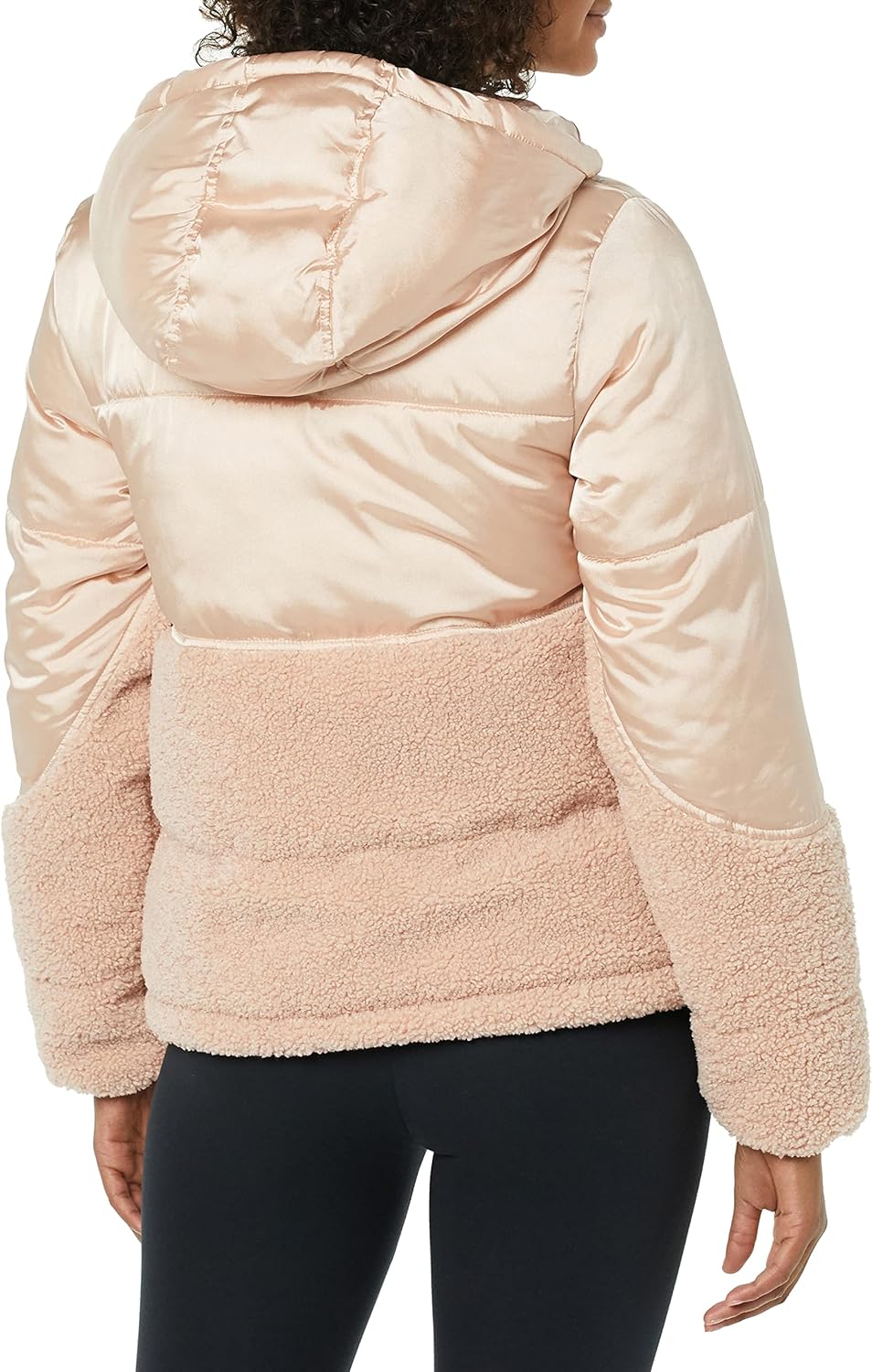 Detalle de Amazon Essentials Donna Piumino Sherpa con Cappuccio e Cerniera Integrale: calore morbido e look casual