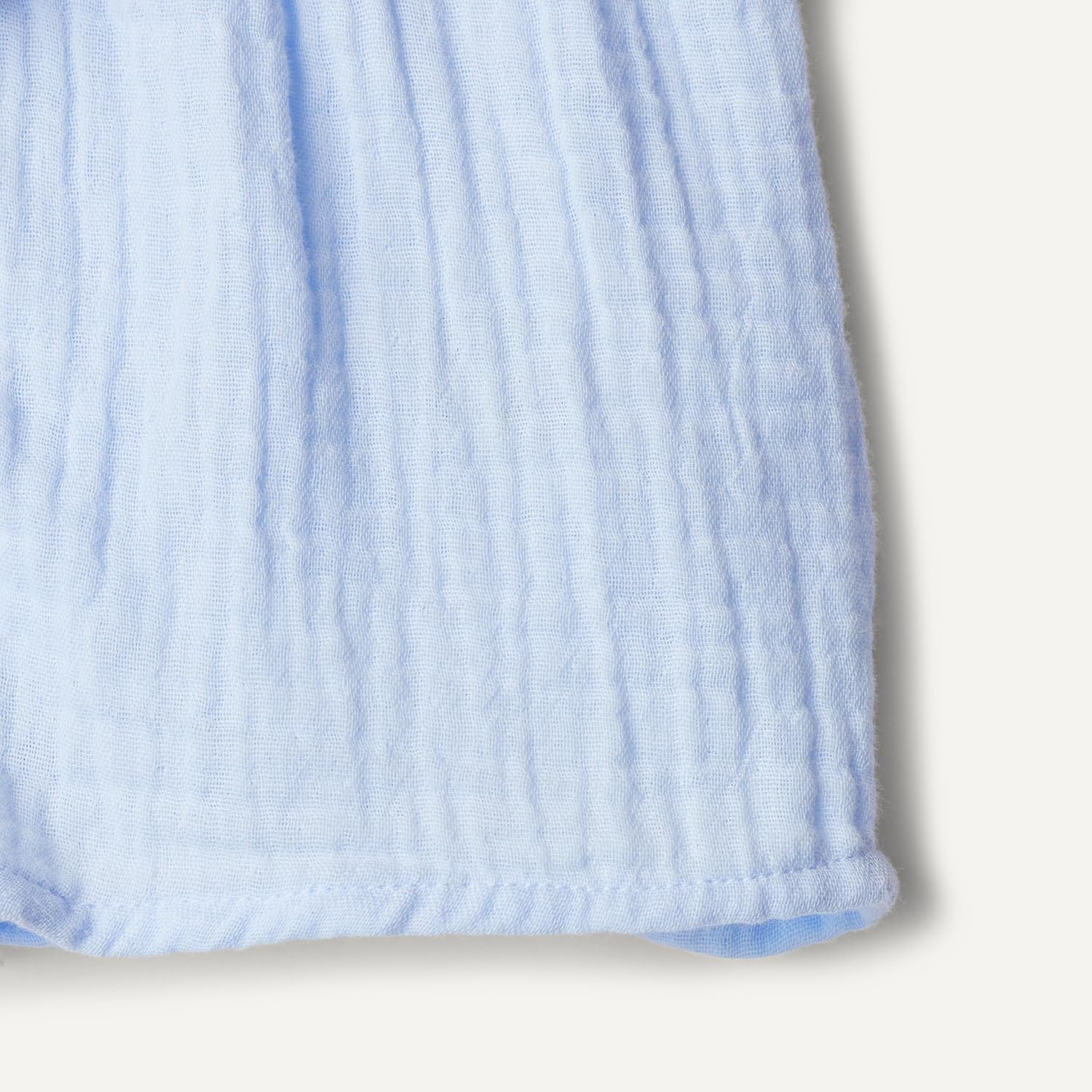 Detalle de Amazon Essentials x Sofia Grainge Unisex Baby Spielset aus Baumwollgaze: Hemd und Shorts