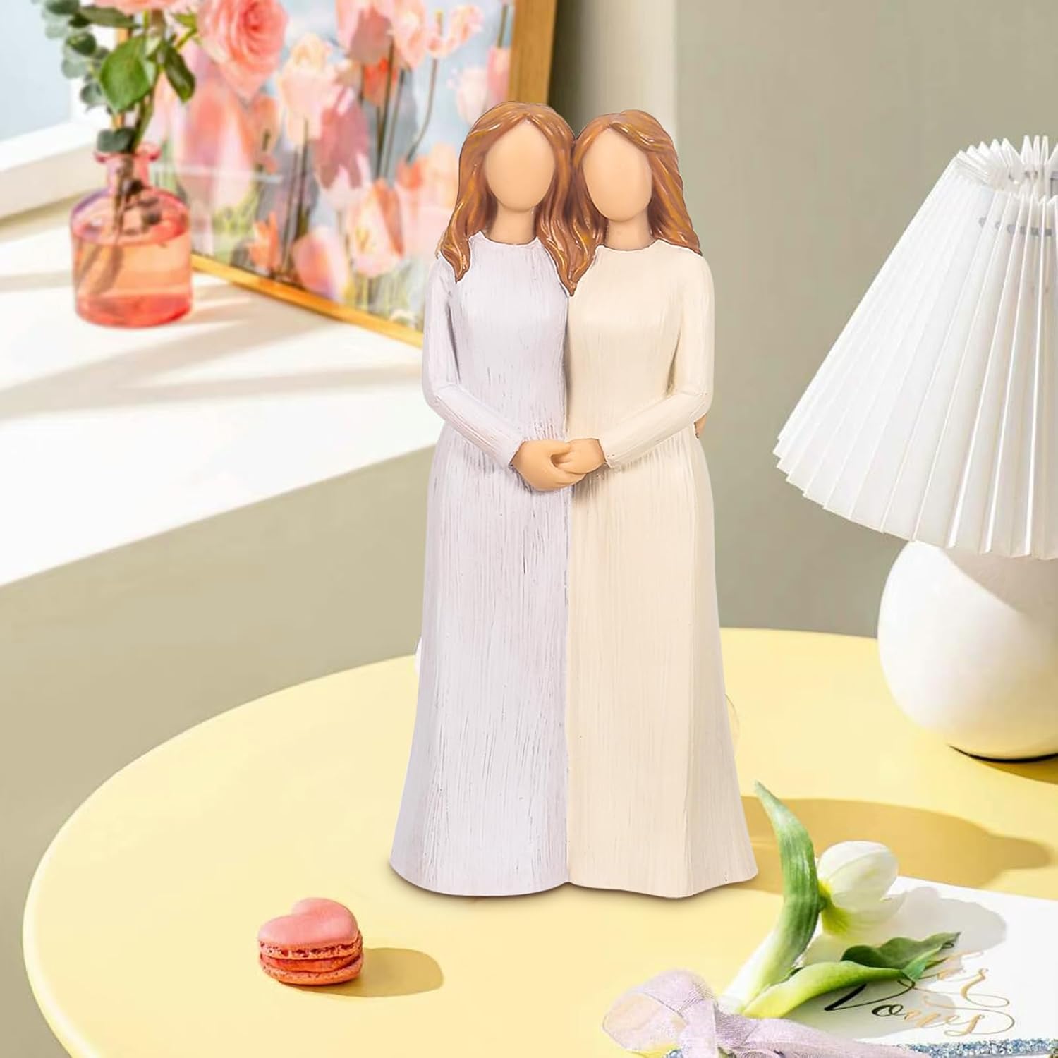 Detalle 2 de Carracci Schwester Figuren – Liebe Meine Schwestern: Zwei handbemalte Statuen als Geschenk für Freundinnen und Schwestern