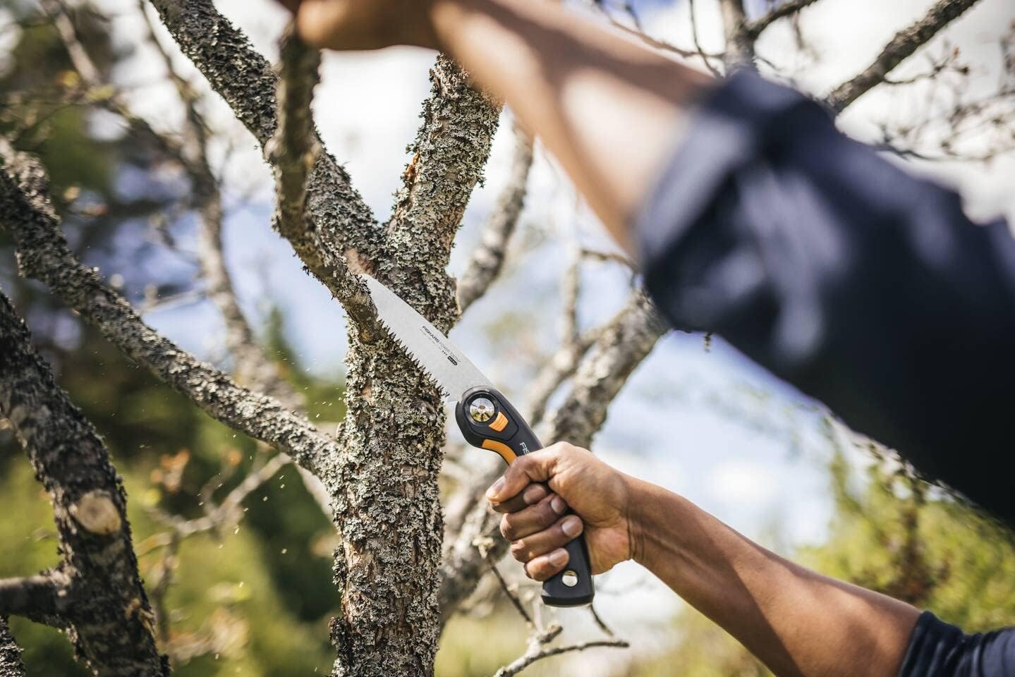 Detalle de Fiskars Plus Klappsäge SW69 21 cm – Vielseitige Klappsäge für dicke Stämme und Äste