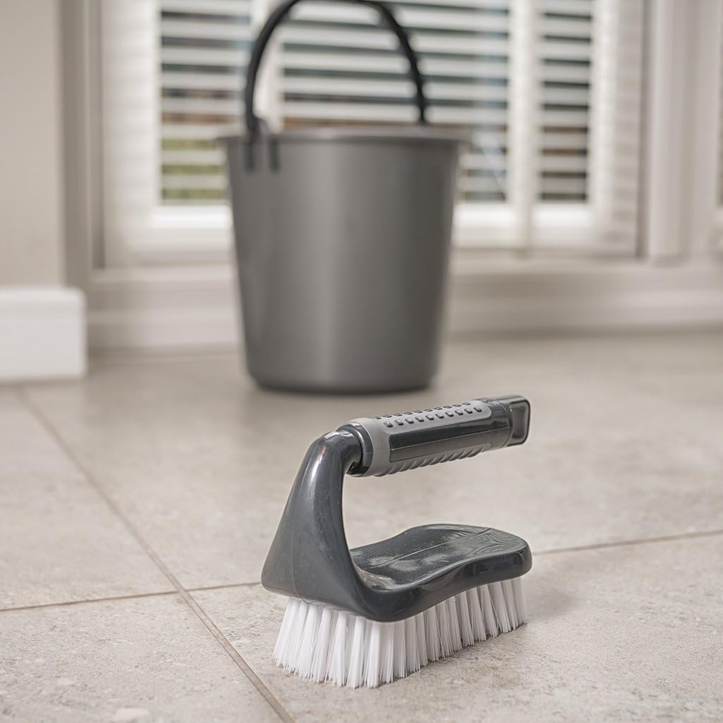 Detalle de Addis ComfiGrip Floor Scrub Brush with Iron Handle (517700) – Steel‑handled cleaning tool for tough grime