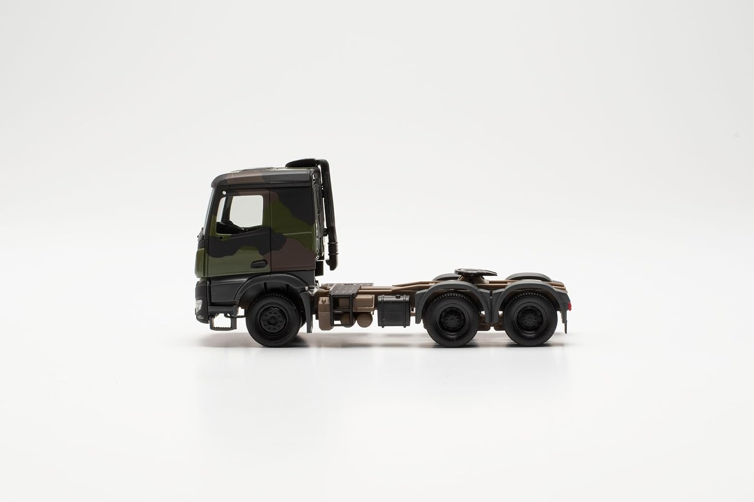 Detalle de Herpa Mercedes-Benz Arocs 6x4 – model ciężarówki 1:87 z dźwigiem i kamuflażem