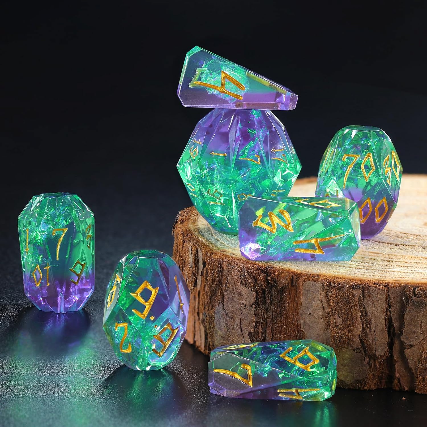 Detalle 2 de FONVGOGO DND Würfel Set Harz – 7‑teiliges Polyedrisches DND Dice Set in Grün und Gold