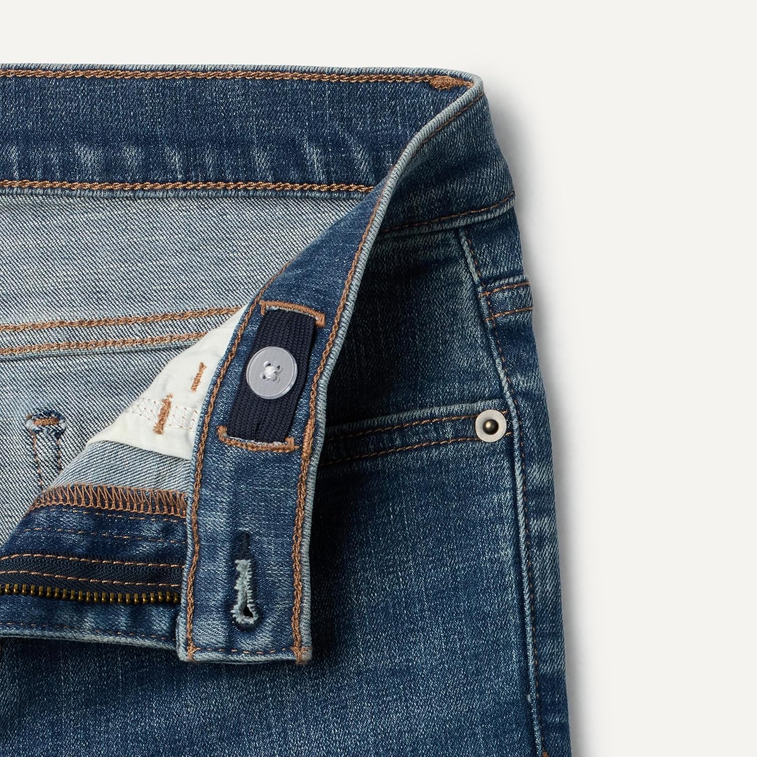 Detalle de Amazon Essentials Boys’ High-Stretch Slim-Fit Jeans (5-Pocket)
