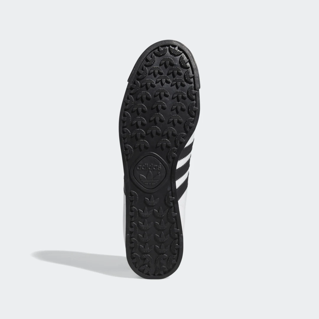 Detalle de Adidas Samoa: una zapatilla blanca para uso casual con origen deportivo