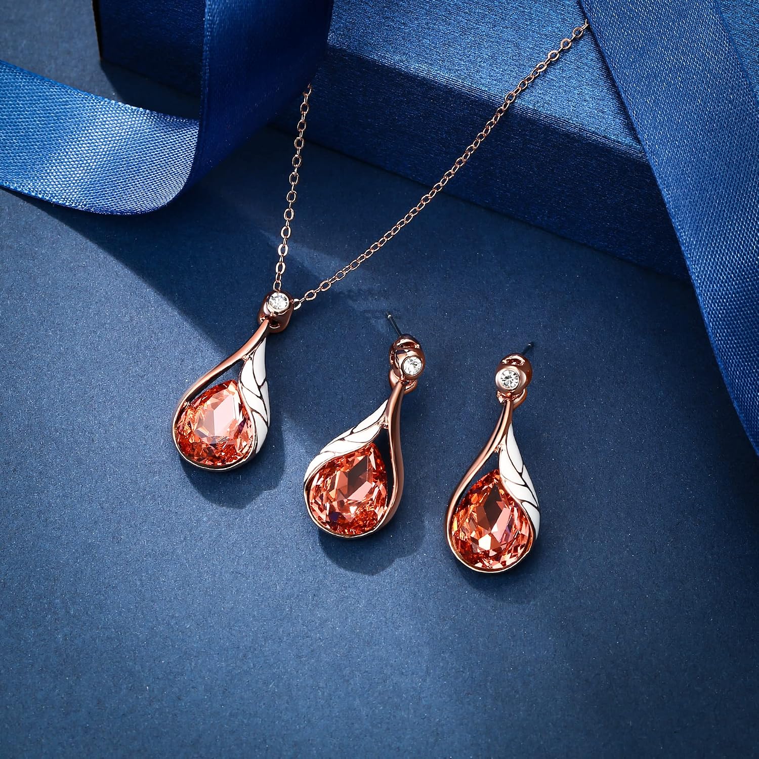 Detalle de Parure bijoux de mariage Clearine : collier goutte d’eau, boucles d’oreilles feuille, émail, cristal autrichien et strass