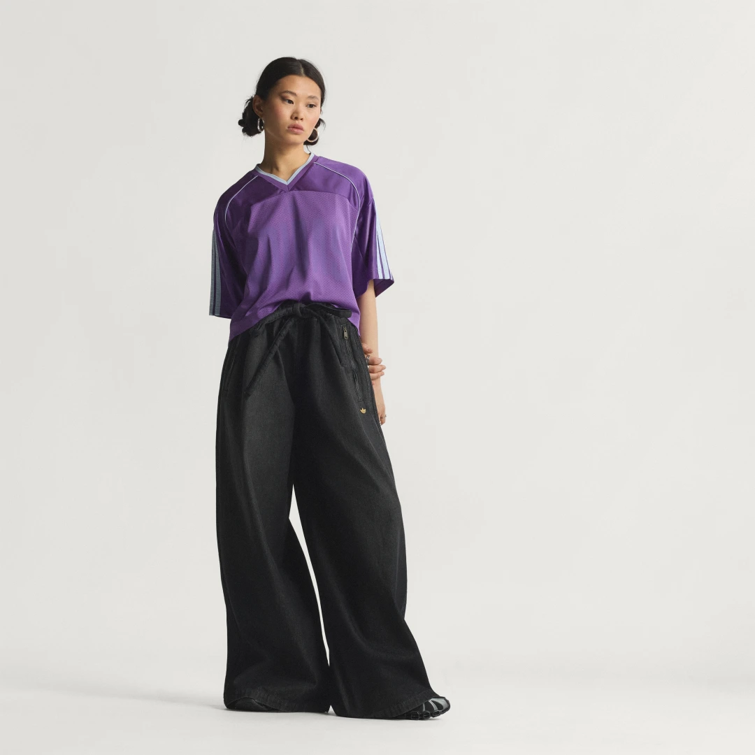 Detalle de Pantalón vaquero negro Adidas: versatilidad y estilo para el día a día