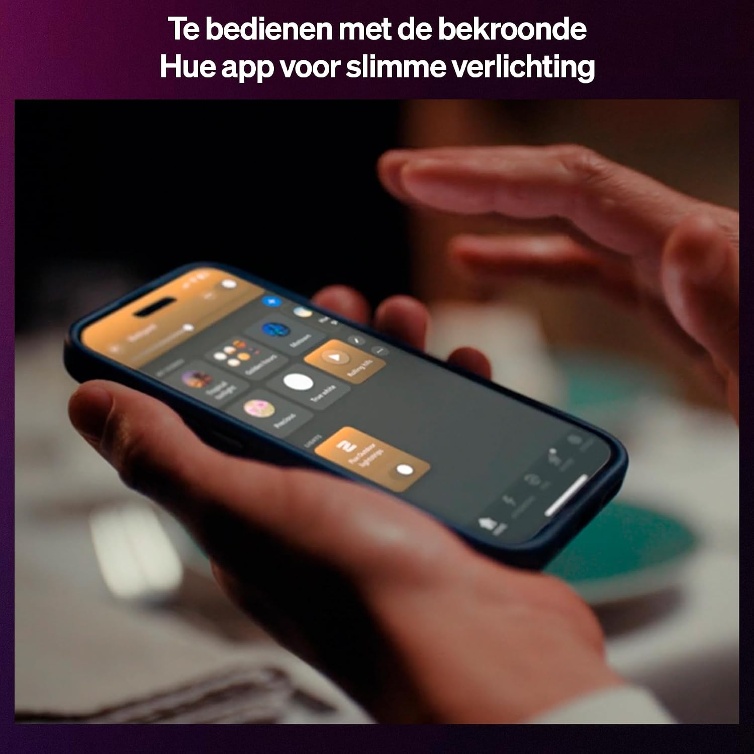 Detalle 2 de Philips Hue Essential 929004295001 RGBIC-ledstrip van 10 m voor binnen