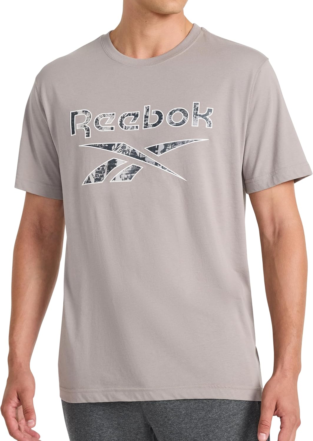 Detalle de Reebok Men's Short Sleeve Graphic Crewneck T-Shirt — Standard Fit, Lightweight Cotton-Poly