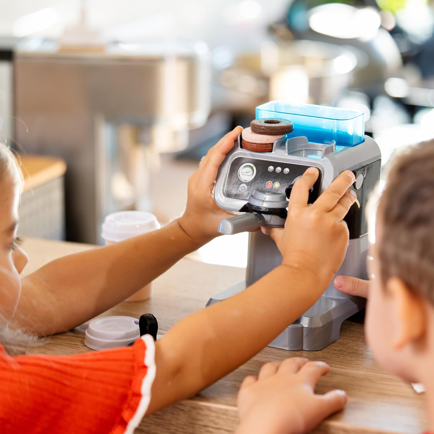Detalle 2 de Kinder-Kaffeemaschine Theo Klein 9510 Barista mit Wassertank und Durchlauffunktion ab 3 Jahren