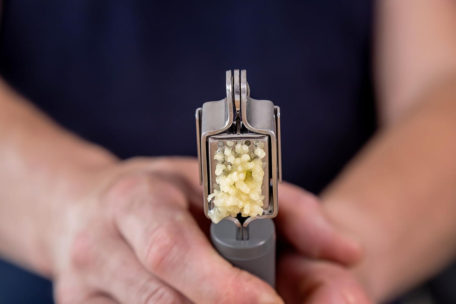 Detalle de KitchenAid knoflookpers van roestvrij staal met zachte greep, houtskoolgrijs