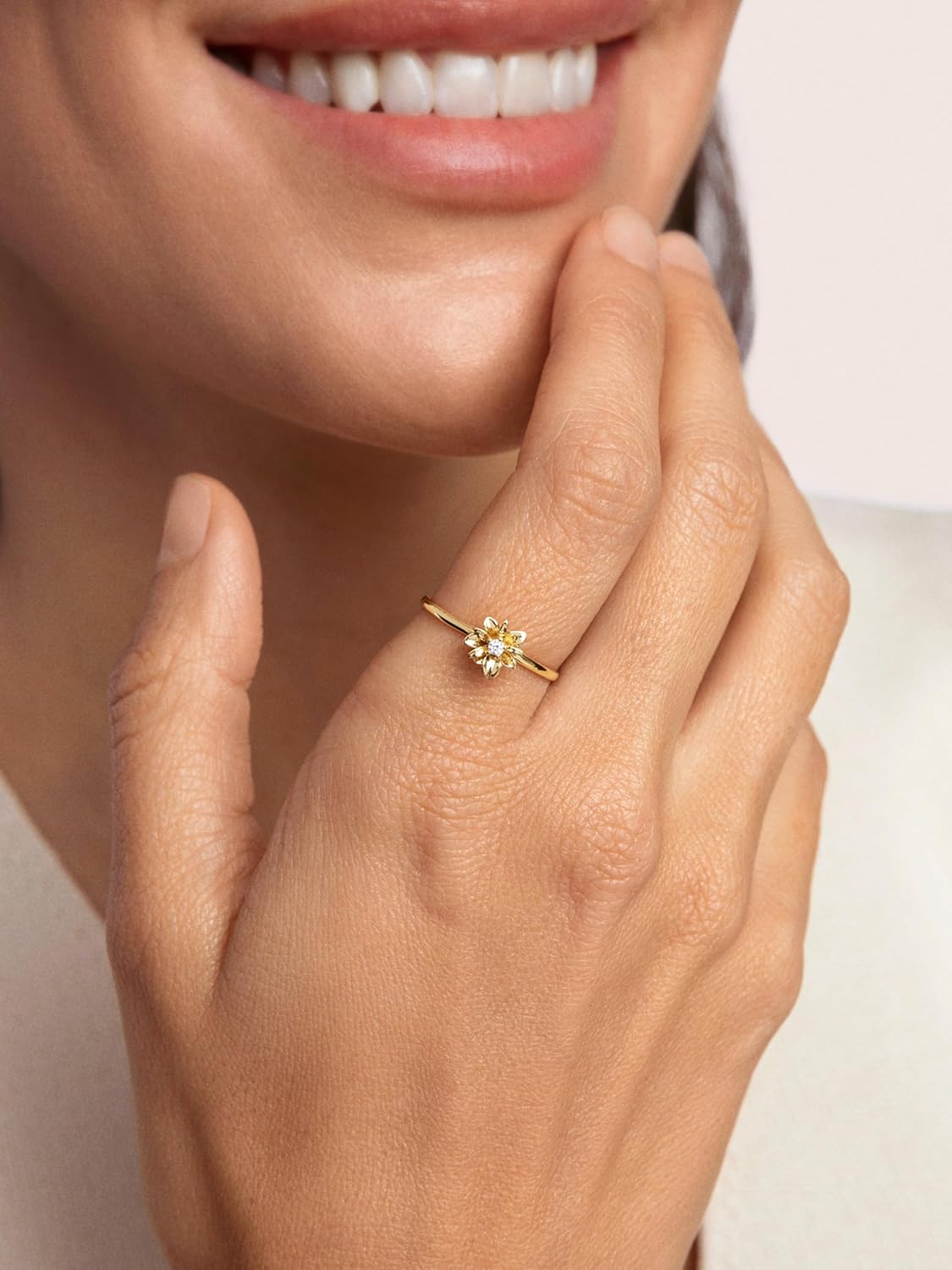 Detalle 2 de SINGULARU Anello Gardenia in ottone placcato oro 18 kt misura 10 💍