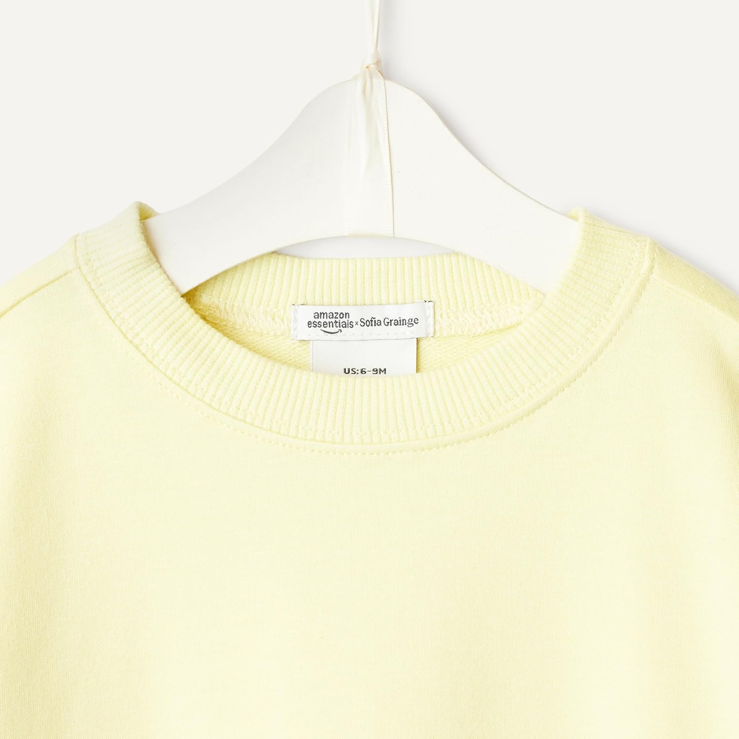 Detalle de Amazon Essentials x Sofia Grainge Baby- und Kleinkinder-Set aus French Terry (Sweatshirt & Shorts)