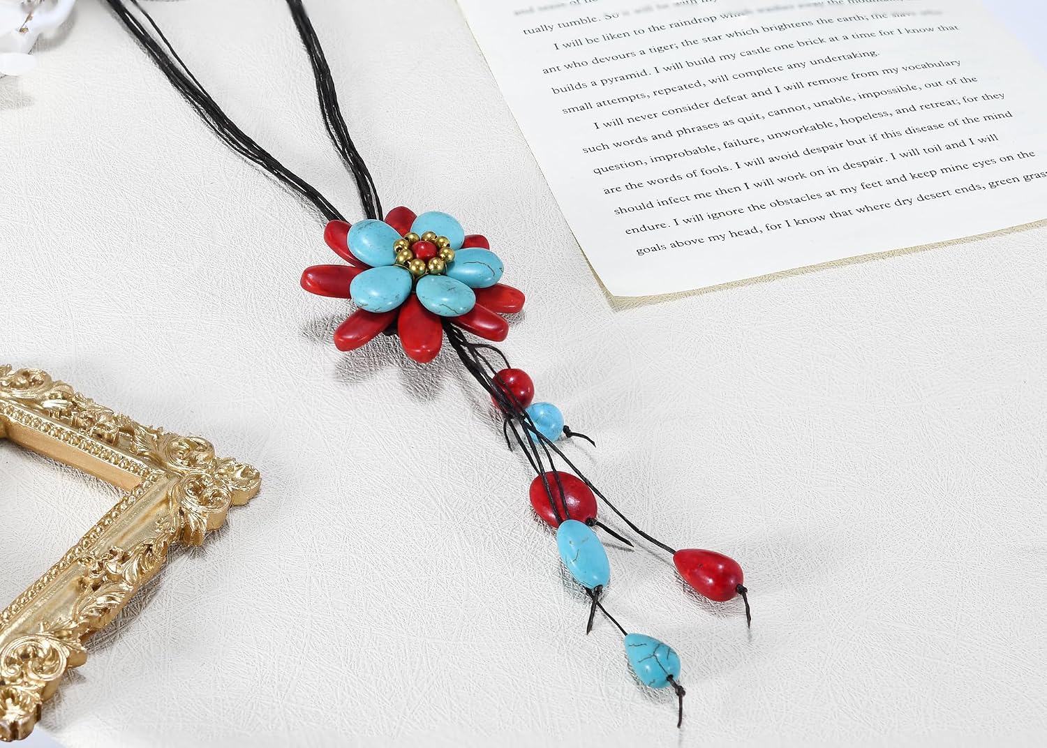 Detalle de AeraVida Floral Pendant Necklace with Cotton Wax Rope