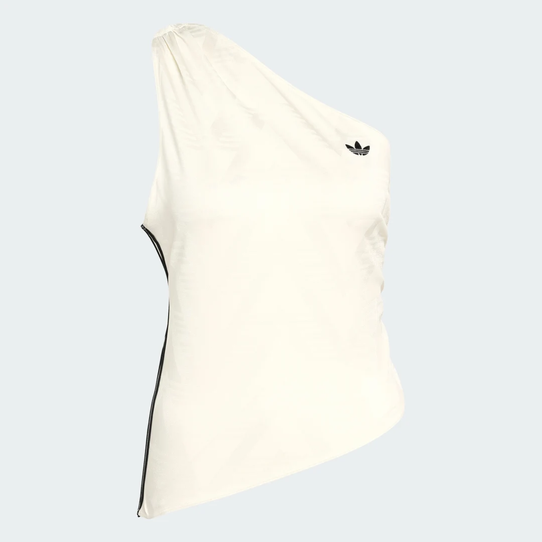 Detalle 2 de Camiseta técnica fruncida con escote de barco de Adidas — estética limpia y ajuste cómodo en color blanco