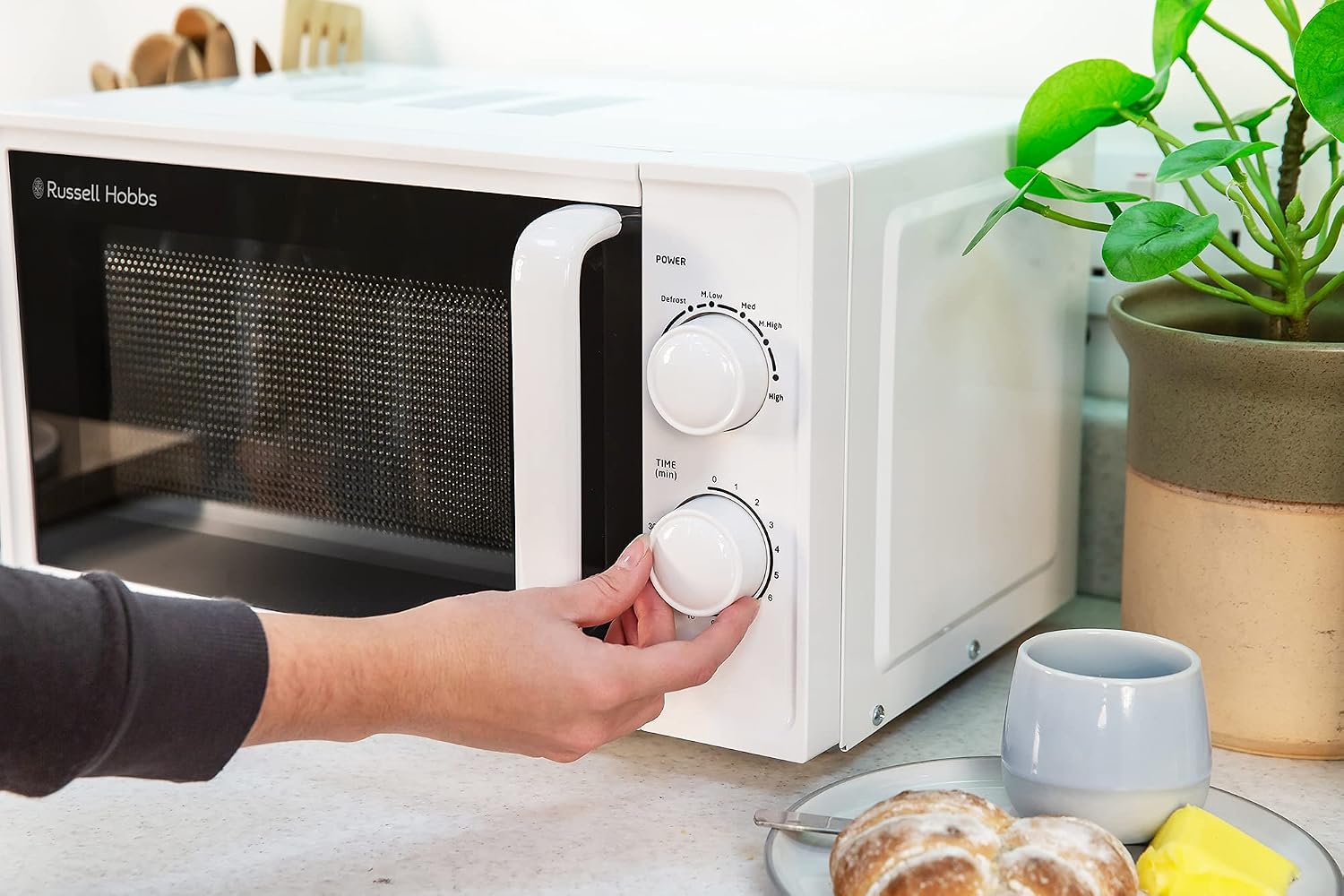 Detalle 2 de Russell Hobbs 17L Small Microwave (RHM1725) – White, 700W, 5 Power Levels & Defrost