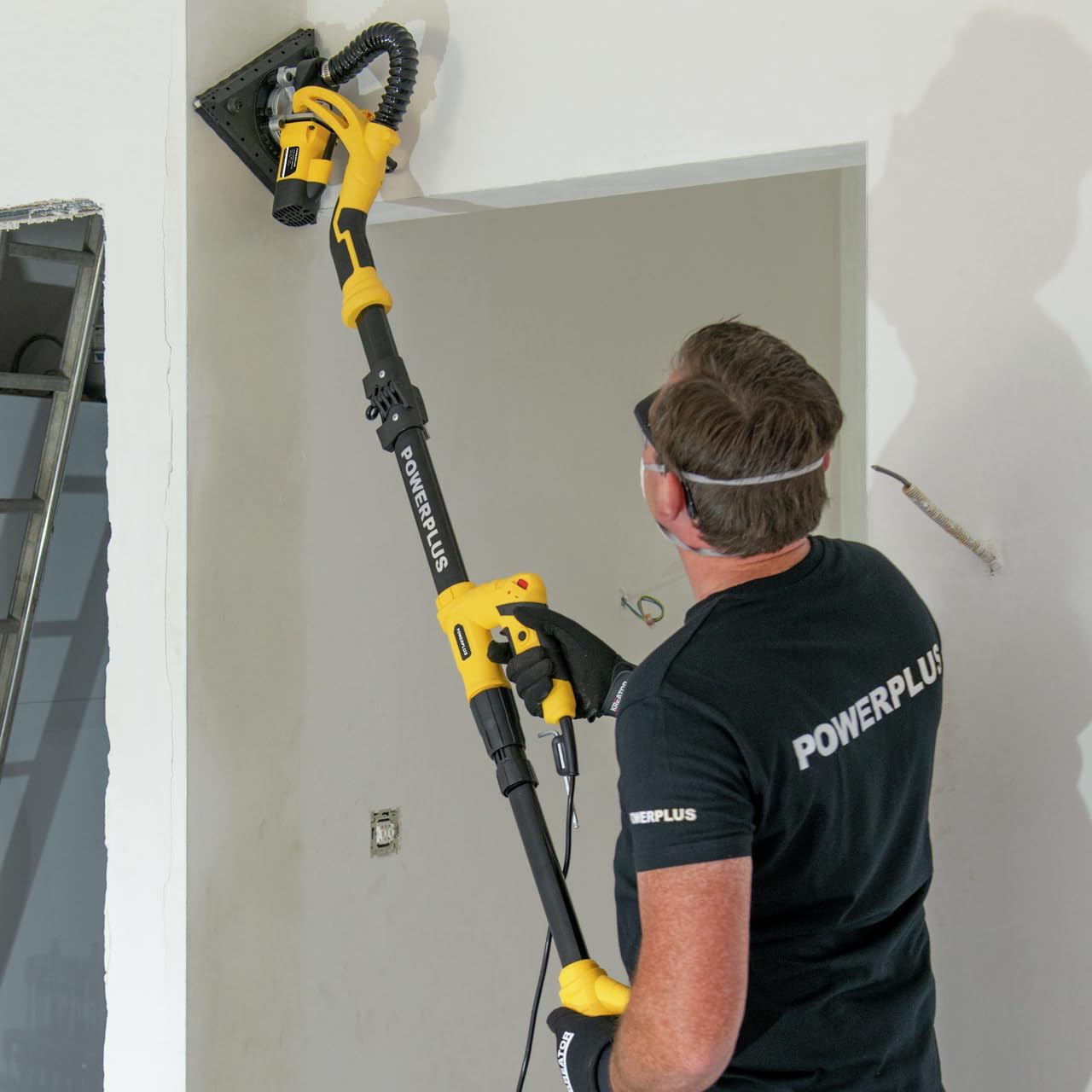 Detalle de POWERPLUS POWX0477 – szlifierka do płyt g-k 710 W, teleskopowa, 2 talerze